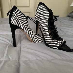 ZARA lace up Booties🖤⚪️